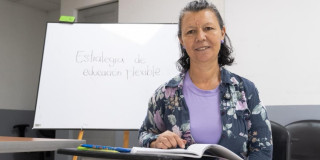 Foto de una vendedora del IPES en procesos de bachillerato en Bogotá.