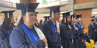 Foto de vendedores informales durante una gradación de bachilleres en Bogotá.