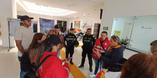 Imagen de varias personas en un operativo de control