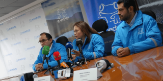 Foto que muestra tres personas con chaqueta del Acueducto de Bogotá 