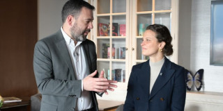 El alcalde Mayor de Bogotá, Carlos Fernando Galán, conversando con la vicepresidenta del Banco Mundial para la región de América Latina y el Caribe, Susana Cordeiro Guerra