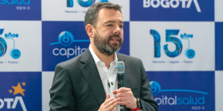 Imagen del alcalde Galán hablando sobre Capital Salud