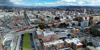Foto panorámica de Bogotá que muestra árboles, edificios y vias 