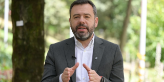 Imagen del alcalde Galán hablando sobre cómo combatir el crimen organizado