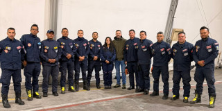 Alcalde Galán con rescatistas de Bomberos Bogotá, en el momento en que llegaron de Venezuela.