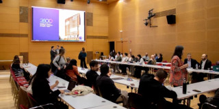 Personas reunidas en un salón