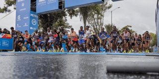 Atletas élite inician la Media Maratón de Bogotá sobre calzada mojada, durante la salida de la competencia internacional de atletismo con participación de corredores nacionales y extranjeros.