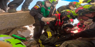 Bomberos de Bogotá durante rescate de niño que se encontraba atrapado bajo los escombros, en Venezuela. 