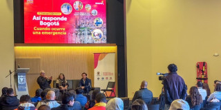 Diálogo ciudadano del IDIGER sobre atención de emergencias en Bogotá con panel de expertos y ciudadanía participante.