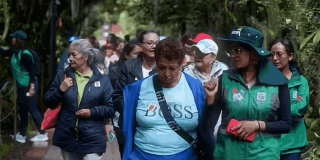 Participantes recorren sendero ecológico del Jardín Botánico de Bogotá durante la primera jornada de diálogo ciudadano.