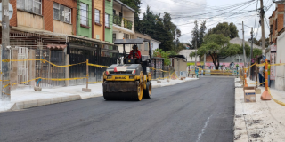 Imagen de una vía siendo arreglada