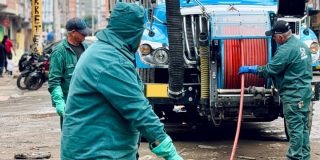 Foto que muestra personas con el uniforme del Acueducto de Bogotá