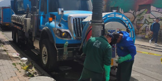 Foto que muestra trabajadores del Acueducto de Bogotá 
