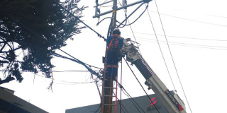 Foto que muestra una persona con el uniforme de Enel Colombia 