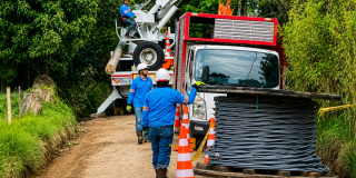 Foto que muestra personas con el uniforme de Enel Colombia 