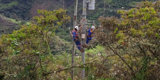 Foto que muestra dos personas con el uniforme de Enel Colombia 
