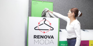 Persona deposita prenda en punto RenovaModa promoviendo economía circular y reciclaje textil en Bogotá