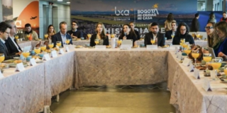 Imagen de varios secretarios y secretarias en un desayuno