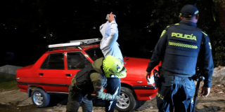 Policías requisando a una persona.