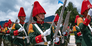 Banda de guerra en desfile del 20 de Julio del Ejército en Bogotá.