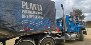 Foto que muestra una tractomula con un mensaje: planta potabilizadora de emergencia 