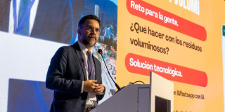 Miguel Silva hablando en un auditorio 