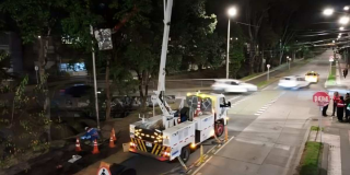 Foto que muestra un camión grúa con trabajadores de Enel Colombia