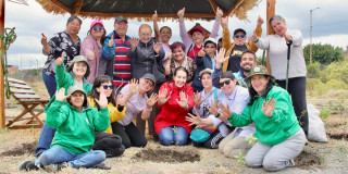 Grupo de personas participa en jornada comunitaria de educación ambiental en el humedal Tibanica de Bogotá, junto a la secretaria de Ambiente. Adriana Soto.