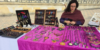 Una mujer artista vendiendo sus accesorios 