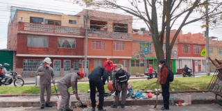 Funcionarios del Distrito recuperando espacio público en Bosa.