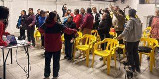 Foto de un grupo de adultos mayores haciendo actividades 