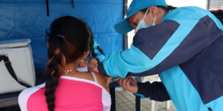 Una persona vacunándose 