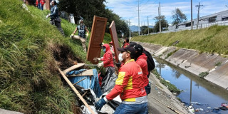 Funcionarios del Distrito durante jornada de recuperación en el Canal Los Ángeles de Engativá.
