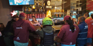 Funcionarios del DIstrito durante operativos a bares.