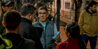 Alcalde Mayor de Bogotá, Carlos Fernando Galán, durante su recorrido de Gabinete al Barrio en Chapinero, hablando con un ciudadano.