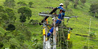 Foto que muestra dos personas con el uniforme de Enel Colombia realizando labores en una antena de energía 