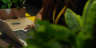 Foto que muestra una persona escribiendo en un computador