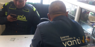 Foto que muestra un policia y una persona con una chaqueta de Vanti 