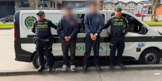 Imagen de dos capturados por agredir a vivilante de TransMilenio
