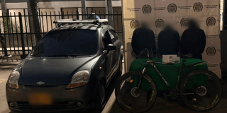 Tres capturados junto a carro en que se transportaban y junto a bicicleta recuperada.
