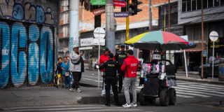Policías y gestores de Convivencia inspeccionando un puesto de venta ambulante.