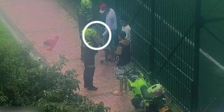 Imagen de una cámara de videovigilancia en la que se ve a dos policías realizando un registro a dos hombres.
