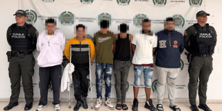 Seis capturados en medio de dos policías. 