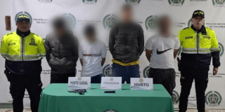 Cuatro capturados en medio de dos policías.