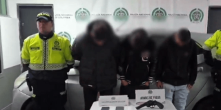 Tres capturados señalados de asaltar restaurante de comidas rápidas.
