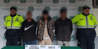 Tres capturados en medio de dos policías.