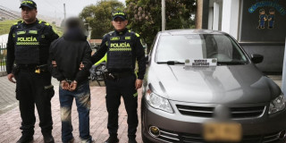 Foto de un capturado junto a la Policía