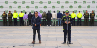 Secretario César Restrepo y coronel de la Policía Jhon Fredy Zambrano, con los delincuentes capturados en segundo plano.