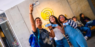 Imagen de jóvenes con boletas en la Cinemateca de Bogotá