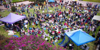 Imagen de muchas personas durante LEO en Bogotá.